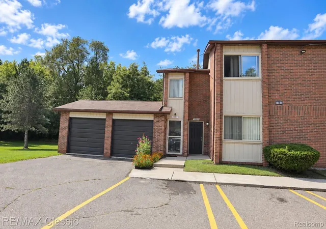 Listing Photo 3 - Condo for sale in building located at 33899 Pondview Cir, Livonia, MI 48150 - Unit #10