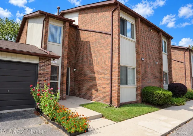 Listing Photo 4 - Condo for sale in building located at 33899 Pondview Cir, Livonia, MI 48150 - Unit #10