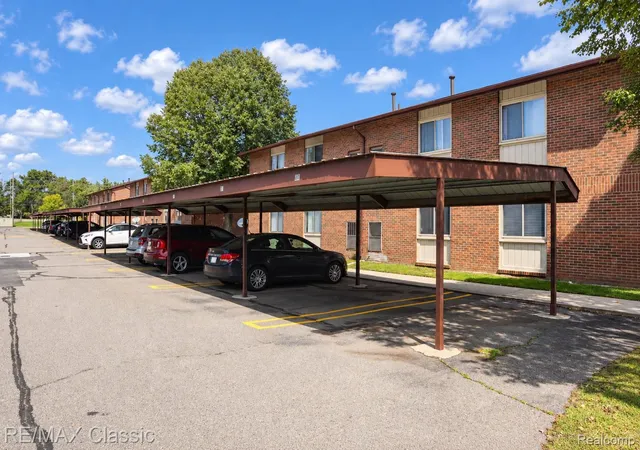 Listing Photo 5 - Condo for sale in building located at 33899 Pondview Cir, Livonia, MI 48150 - Unit #10