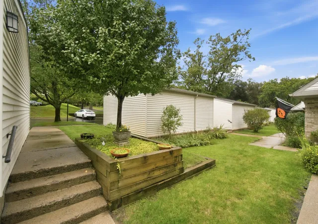 Listing Photo 1 - Condo for sale in building located at 3831 Greenleaf Cir, Kalamazoo, MI 49008 - Unit #