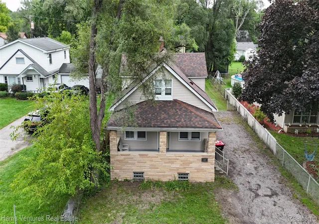 Photo 3 of Single family home for sale at 21344 Seminole St, Southfield, MI 48033 | MLS# 20261075235 | Listing updated on 2026-10-06