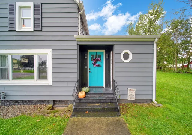 Single family home for sale at 865 Winifred St, Jackson, MI 49202 | MLS# 55026049584