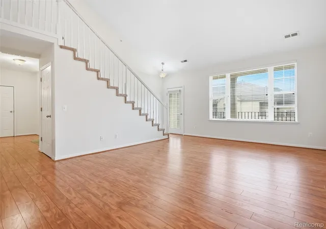 Listing Photo 4 - Condo for sale in building located at 5750 Flagstaff Pines Dr, Shelby Township, MI 48317