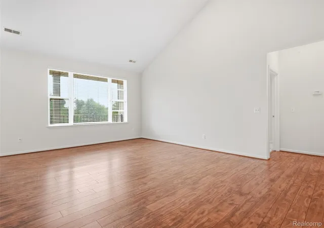 Listing Photo 5 - Condo for sale in building located at 5750 Flagstaff Pines Dr, Shelby Township, MI 48317