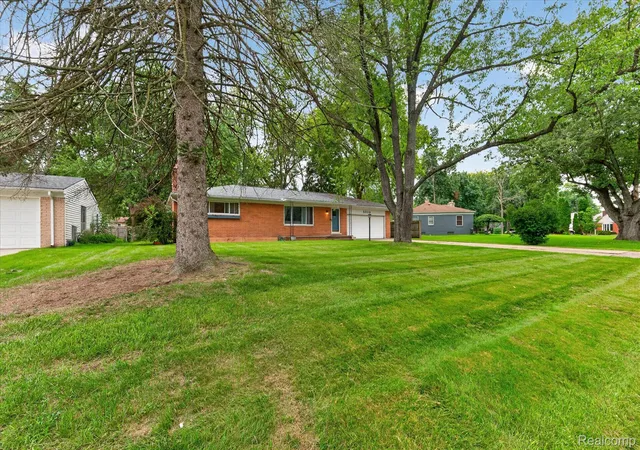 Photo 3 of Single family home for sale at 5539 Sunwood Dr, Waterford, MI 48329 | MLS# 20261075259 | Listing updated on 2026-10-19