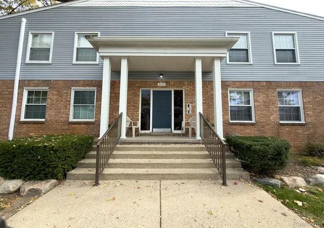 Listing Photo 2 - Condo for sale in building located at 521 E University Dr, Rochester, MI 48307 - Unit #805