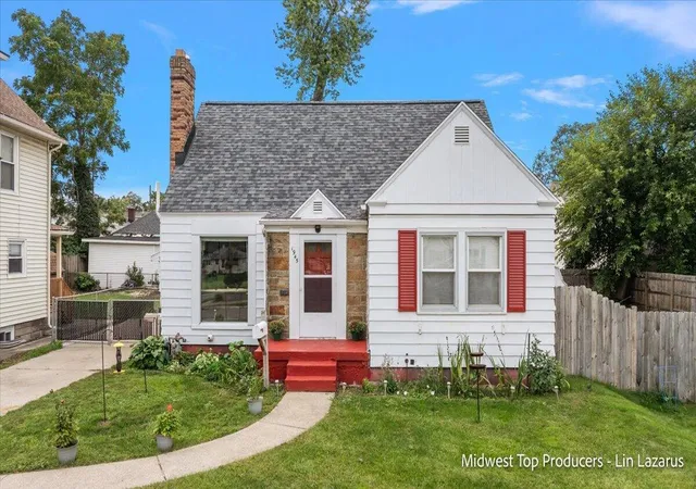 Photo 2 of Single family home for sale at 1945 Delwood Ave Sw, Wyoming, MI 49509 | MLS# 65026049636 | Listing updated on 2026-10-12