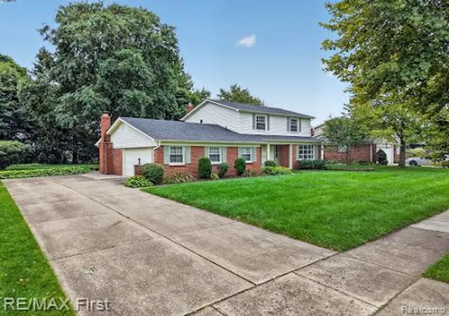 Photo 3 of Single family home for sale at 3856 Estates Dr, Troy, MI 48084 | MLS# 20261075343 | Listing updated on 2026-10-18