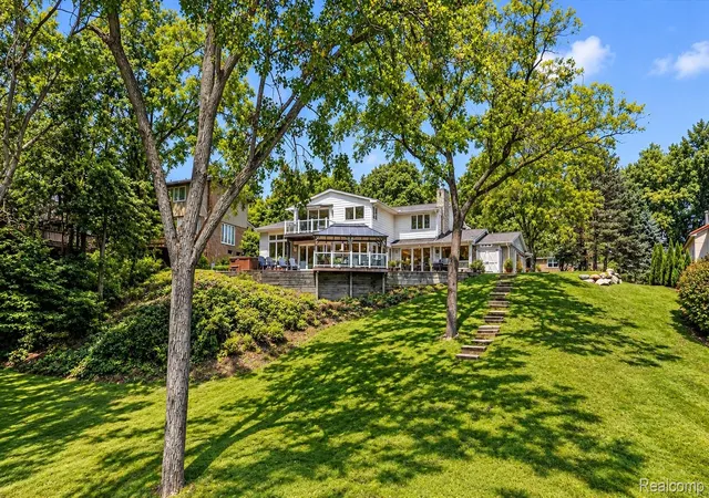 Photo 3 of Single family home for sale at 4282 Stoneleigh Rd, Bloomfield Hills, MI 48302 | MLS# 20261075348 | Listing updated on 2026-10-21