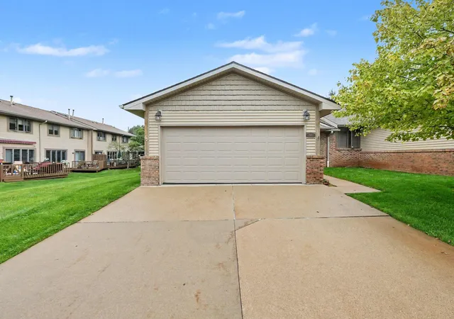 Listing Photo 4 - Condo for sale in building located at 905 Moore Dr, Chelsea, MI 48118