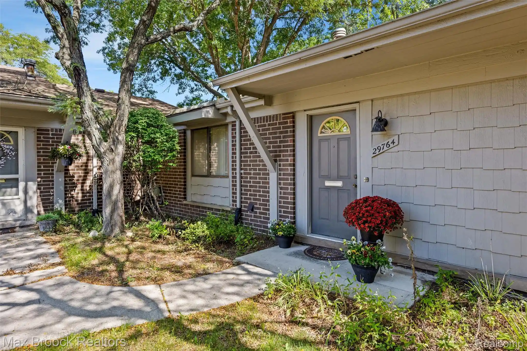 Listing Photo 2 - Condo for sale in 29764 Farmbrook Villa Ln located at 29764 Farmbrook Villa Ln, Southfield, MI 48034 - Unit 29764 Farmbrook Villa Ln