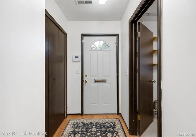 Listing Photo 3 - Condo for sale in building located at 29764 Farmbrook Villa Ln, Southfield, MI 48034