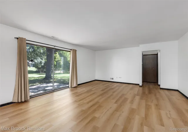 Listing Photo 5 - Condo for sale in building located at 29764 Farmbrook Villa Ln, Southfield, MI 48034