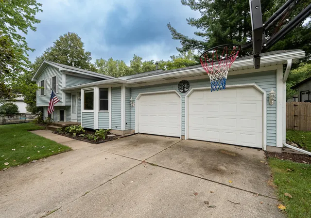 Photo 1 of Single family home for sale at 890 Gabrielle Ct Ne, Grand Rapids, MI 49505 | MLS# 65026049696 | Listing updated on 2026-10-19