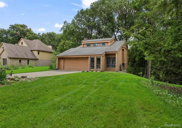 Photo 1 of Single family home for sale at 20 Lakeview Dr, Oxford, MI 48370 | MLS# 20261075410 | Listing updated on 2026-10-07