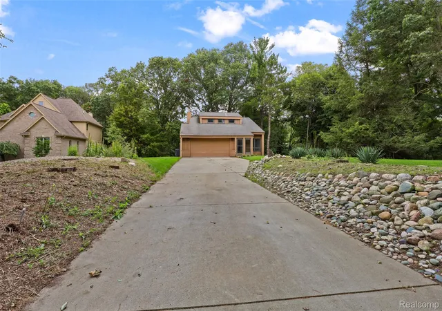Photo 2 of Single family home for sale at 20 Lakeview Dr, Oxford, MI 48370 | MLS# 20261075410 | Listing updated on 2026-10-07