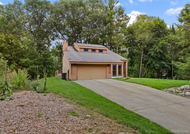 Photo 3 of Single family home for sale at 20 Lakeview Dr, Oxford, MI 48370 | MLS# 20261075410 | Listing updated on 2026-10-07