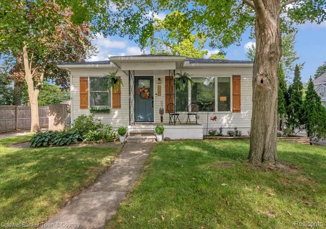 Photo 2 of Single family home for sale at 573 Parkland Blvd, Clawson, MI 48017 | MLS# 20261075517 | Listing updated on 2026-10-11
