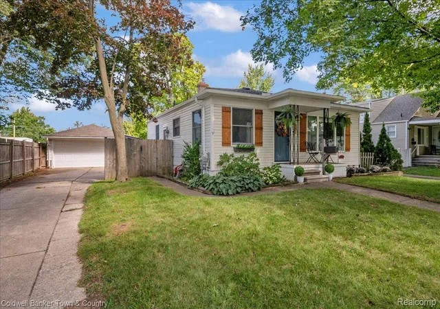 Photo 3 of Single family home for sale at 573 Parkland Blvd, Clawson, MI 48017 | MLS# 20261075517 | Listing updated on 2026-10-11