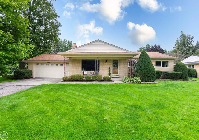 Photo 1 of Sale Pending at 8428 Bellarine Dr, Shelby Township, MI 48316 | MLS# 58050222222 | Listing updated on 2026-10-08