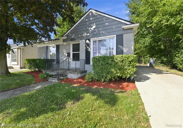 Photo 2 of Single family home for sale at 4125 Coolidge Hwy, Royal Oak, MI 48073 | MLS# 20261075560 | Listing updated on 2026-10-11