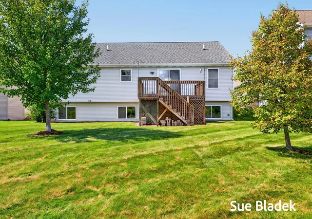 Photo 2 of Single family home for sale at 3716 Hickoryrow Ct, Holland, MI 49424 | MLS# 71026049827 | Listing updated on 2026-10-09