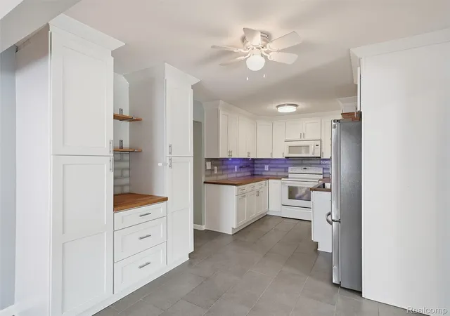 Photo 3 of Single family home for sale at 27046 Fairfax St, Southfield, MI 48076 | MLS# 20261075592 | Listing updated on 2026-10-10