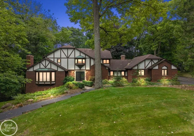 Photo 1 of Single family home for sale at 523 Ridgewood Rd, Rochester, MI 48306 | MLS# 58050222250 | Listing updated on 2026-10-08