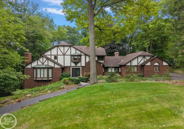 Photo 2 of Single family home for sale at 523 Ridgewood Rd, Rochester, MI 48306 | MLS# 58050222250 | Listing updated on 2026-10-08