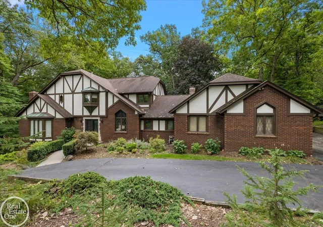 Photo 3 of Single family home for sale at 523 Ridgewood Rd, Rochester, MI 48306 | MLS# 58050222250 | Listing updated on 2026-10-08