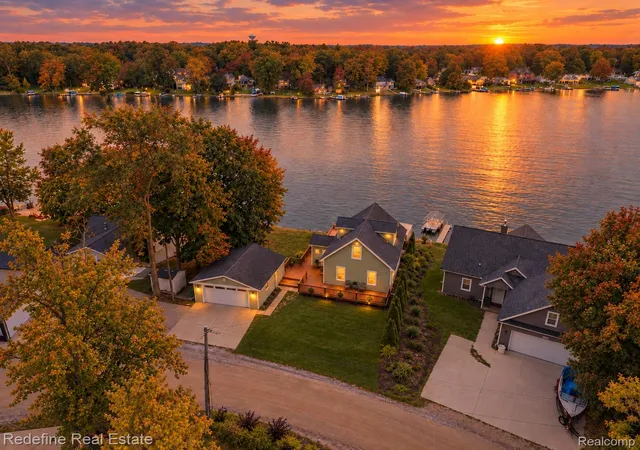 Photo 1 of Single family home for sale at 6186 Fonda Lake Dr, Brighton, MI 48116 | MLS# 20261075619 | Listing updated on 2026-10-24