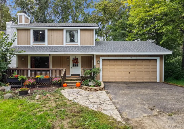 Photo 1 of Single family home for sale at 1490 Midwood Dr, White Lake, MI 48386 | MLS# 20261075624 | Listing updated on 2026-10-16