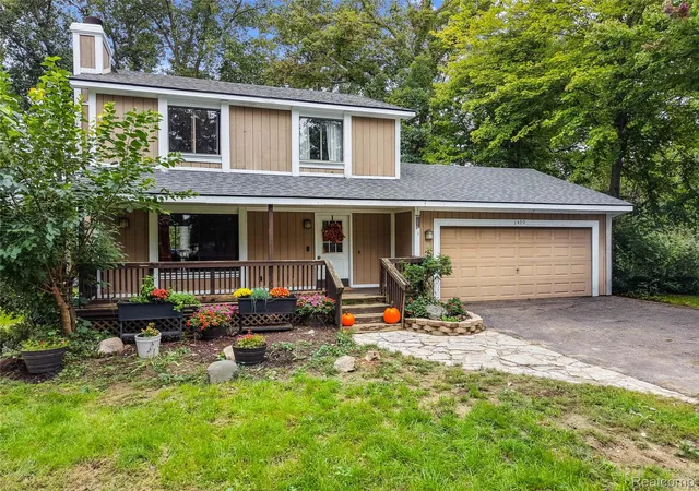 Photo 2 of Single family home for sale at 1490 Midwood Dr, White Lake, MI 48386 | MLS# 20261075624 | Listing updated on 2026-10-16