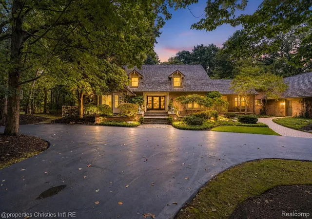Photo 1 of Sale Pending at 32870 Bingham Ln, Bingham Farms, MI 48025 | MLS# 20261075637 | Listing updated on 2026-10-20