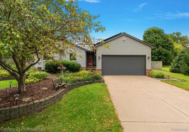 Photo 3 of Single family home for sale at 4713 Desert Brg Ct, Highland, MI 48356 | MLS# 20261075652 | Listing updated on 2026-10-20
