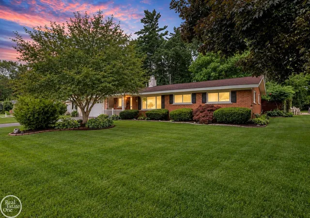 Photo 2 of Single family home for sale at 52161 Brentwood Dr, Shelby Township, MI 48316 | MLS# 58050222278 | Listing updated on 2026-10-16
