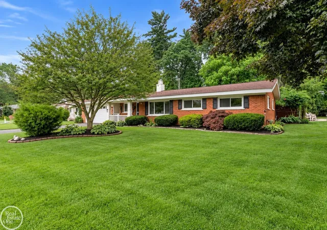 Photo 3 of Single family home for sale at 52161 Brentwood Dr, Shelby Township, MI 48316 | MLS# 58050222278 | Listing updated on 2026-10-16