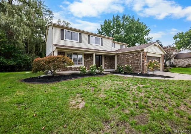 Photo 2 of Single family home for sale at 35181 Valley Frg Dr, Farmington Hills, MI 48331 | MLS# 20261075717 | Listing updated on 2026-10-18