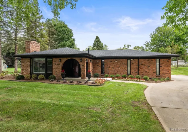 Photo 1 of Single family home for sale at 2780 Candlewick Dr, Lake Orion, MI 48359 | MLS# 20261075740 | Listing updated on 2026-10-18