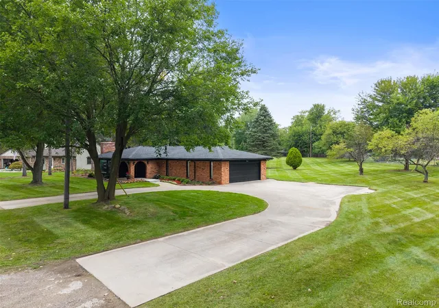 Photo 3 of Single family home for sale at 2780 Candlewick Dr, Lake Orion, MI 48359 | MLS# 20261075740 | Listing updated on 2026-10-18