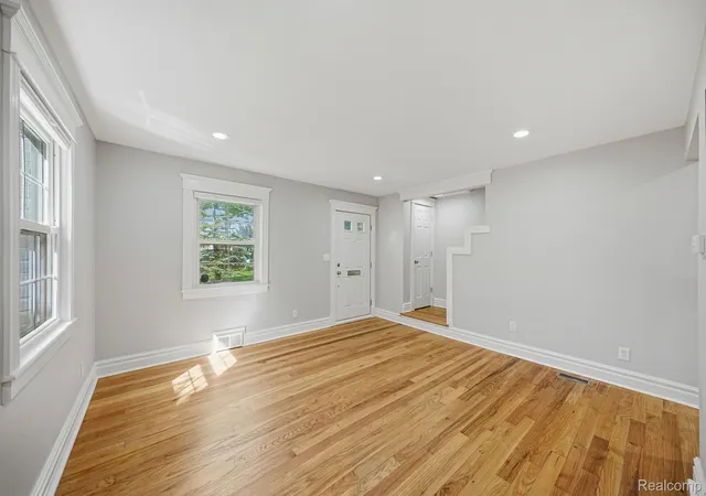 Listing Photo 5 - Condo for sale in building located at 1684 Graefield Rd, Birmingham, MI 48009 - Unit #60