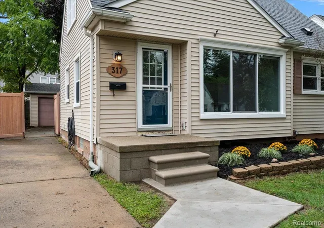 Photo 2 of Single family home for sale at 317 Walnut Ave, Royal Oak, MI 48073 | MLS# 20261075758 | Listing updated on 2026-10-14