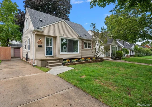 Photo 3 of Single family home for sale at 317 Walnut Ave, Royal Oak, MI 48073 | MLS# 20261075758 | Listing updated on 2026-10-14