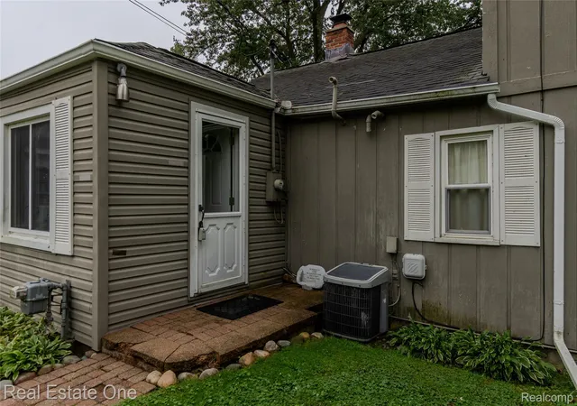 Photo 2 of Single family home for sale at 9393 Boncrest St, Commerce Township, MI 48382 | MLS# 20261075764 | Listing updated on 2026-10-06