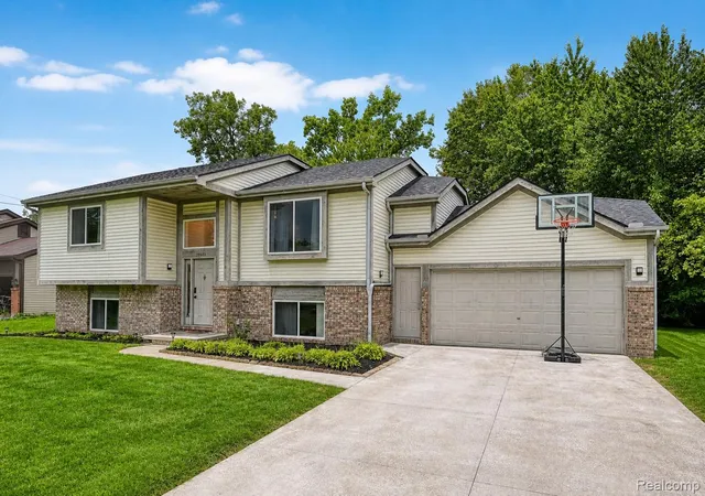 Photo 1 of Sale Pending at 20803 Randall St, Farmington Hills, MI 48336 | MLS# 20261075779 | Listing updated on 2026-10-17