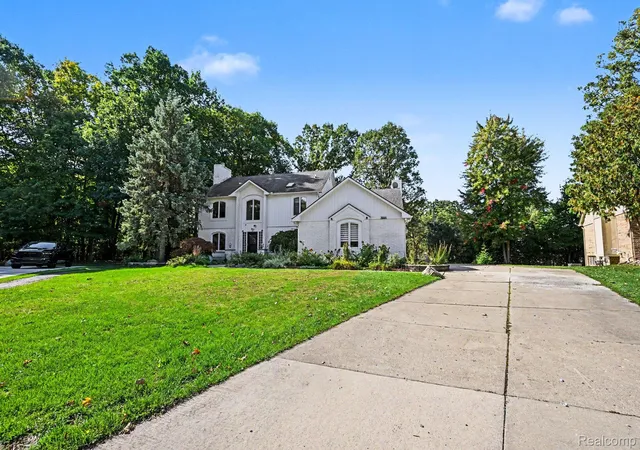 Photo 2 of Single family home for sale at 31888 Bristol Ln, Farmington Hills, MI 48334 | MLS# 20261075791 | Listing updated on 2026-10-19