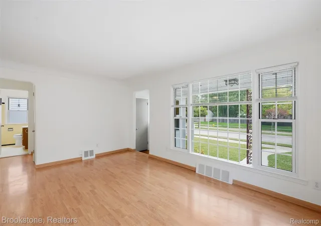 Photo 1 of Single family home for sale at 14085 Lincoln St, Oak Park, MI 48237 | MLS# 20261075794 | Listing updated on 2026-10-19