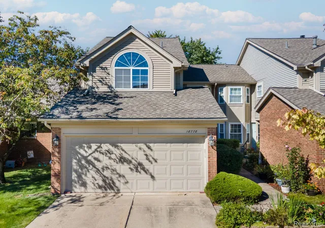 Listing Photo 2 - Condo for sale in building located at 18778 Hilltop Cir, Riverview, MI 48193 - Unit #112