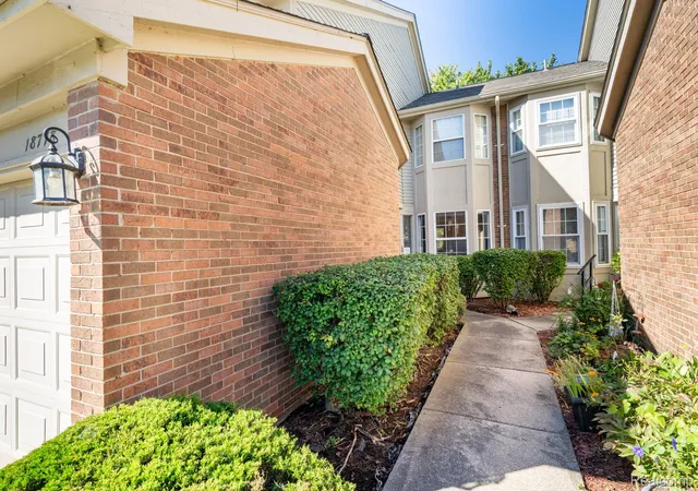 Listing Photo 3 - Condo for sale in building located at 18778 Hilltop Cir, Riverview, MI 48193 - Unit #112
