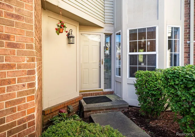 Listing Photo 4 - Condo for sale in building located at 18778 Hilltop Cir, Riverview, MI 48193 - Unit #112